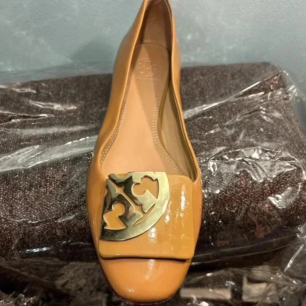 Gorgeous tan flats with golden logo by Tory Burch. Size 8 . Worn once.